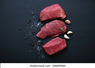 Felülnézet fekete angus marhahús steak fűszerekkel, stúdió lövés