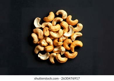 Vista superior de nueces de anacardo aisladas sobre fondo negro con espacio de copia