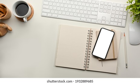 Draufsicht auf Computerschreibtisch mit Tastatur, Smartphone, Schreibtisch und Kaffeetasse, Beschneidungspfad 