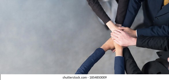 Draufsicht, gepflegte Ansicht einer Gruppe von Geschäftsleuten, die ihre Hände zusammenlegen, Freunde mit Handstapeln zeigen Einheit, Teamarbeit, Erfolgs- und Einheitskonzept