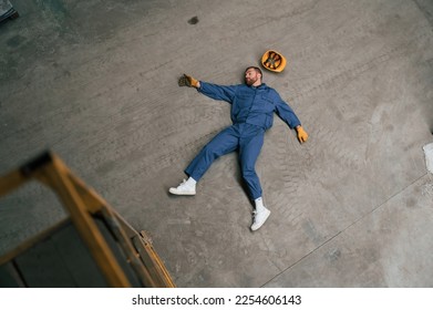 Vista superior de los trabajadores de fábricas muertos que yacen en el suelo.