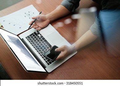 vista superior de la doble exposición de mano de hombre de negocios trabajar con la nueva computadora moderna y la estrategia de negocios como concepto