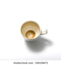 Draufsicht, leerer und schmutziger Kaffee auf weißem Hintergrund