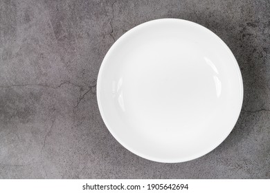 The top view of the empty white plate.