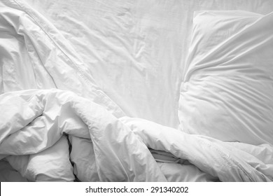 Ovanifrån av f sängkläder lakan och kudde