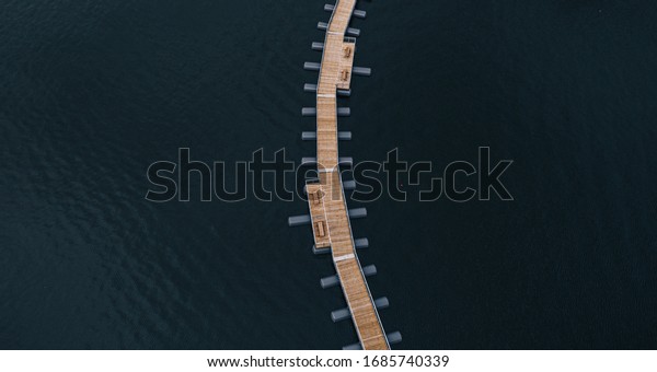 \
Top view of the floating\
bridge