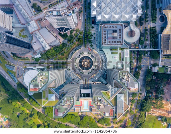 シンガポールの世界最大の噴水としての富の泉のトップビュー シンガポール最大級のショッピングモールの一つに位置する の写真素材 今すぐ編集