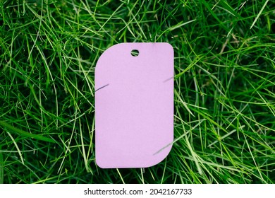 Top view of frame made of green spring grass and one label without label in leaf shape for sale with copy space for logo. Natural concept.  Stockfoto