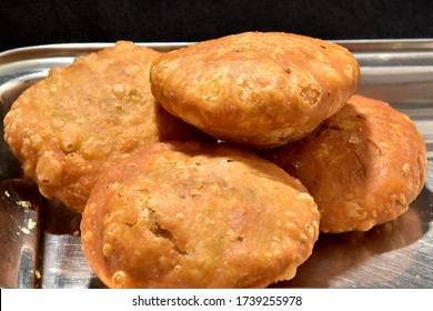 Top View Of Hot And Spicy Onion Or Pyaaz Kachori And Rajasthani Mirchi Bada  Jodhpuri Mirchi Vada Indian Street Food Snack Jaipur, Rajasthan India. Traditional Deep Fried Fast Food Item In Gra