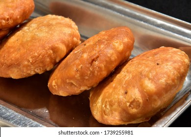 Top View Of Hot And Spicy Onion Or Pyaaz Kachori And Rajasthani Mirchi Bada  Jodhpuri Mirchi Vada Indian Street Food Snack Jaipur, Rajasthan India. Traditional Deep Fried Fast Food Item In Gra