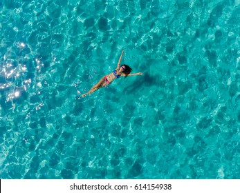 744 Aerial view woman floating clear water Images, Stock Photos ...