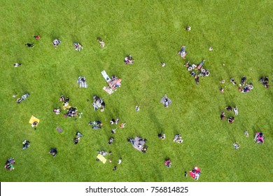 Die Aussicht auf die vielen Leute auf dem Rasen im Park