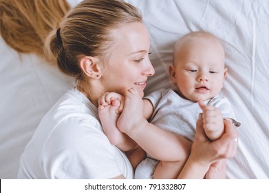 la vista superior de la madre que pasa tiempo con su hijo en la cama