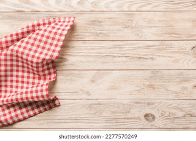 vista superior con la servilleta roja vacía de la cocina aislada en el fondo de la mesa. Tela doblada para burlarse con espacio de copia, Piso plano. Estilo minimalista.