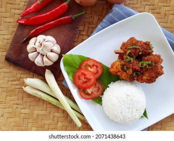 Top View Of Rendang Ayam Or Chicken Rendang Served With Rice In Bamboo Tray. Rendang Ayam Is A Traditional Menu In Malaysia, A Chicken Cooked With Delicacy  Various Spices And Its Delicious And Spicy.