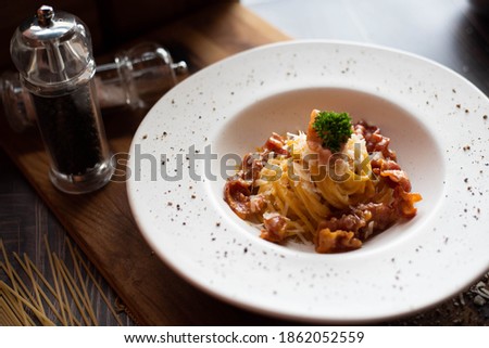 top view spaghetti in black plate
