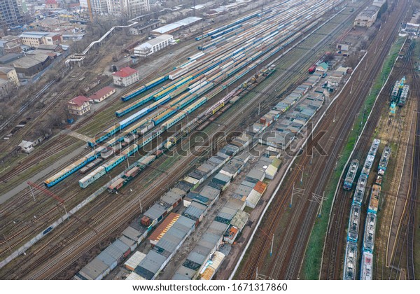 Top view of a\
sump of railway cars and\
trains.