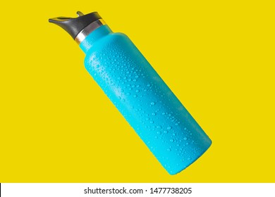 термос с водой вид сверху. Синяя бутылка воды, мокрая, изолированная на желтом фоне