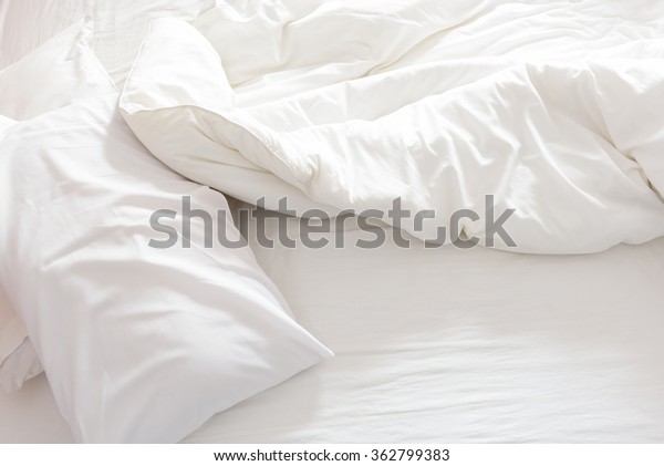朝起きたら 丸くしたベッドシート 毛布 枕を使った 手つきのないベッドの上からの眺め の写真素材 今すぐ編集