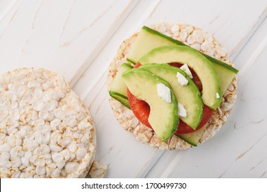 Top-Blick vegan Frühstück Reis Kuchen mit Avocado und Tomate.