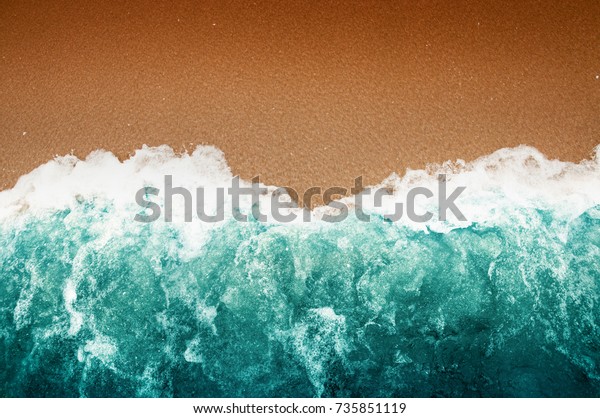 上面図 砂浜の青緑色の海水の波 高角度の海と砂の背景 茶色の壁紙 濃い茶色の壁紙 の写真素材 今すぐ編集
