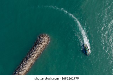 Vue de dessus de brise-ondes dans la mer