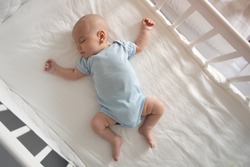 Vedere De Sus Unghi Larg De Dormit Nou-născut Se Află într-un Pătuţ De Braţe şi Picioare întinse, Copilul De Somn