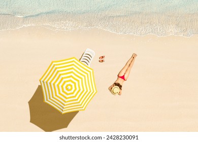 Vista superior de la mujer en bikini y sombrero de paja tumbado y toma el sol cerca de la cama de sol, salón, chanclas, sombrilla amarilla en la playa tropical de arena marina de las Seychelles. Vista aérea, vista desde drones