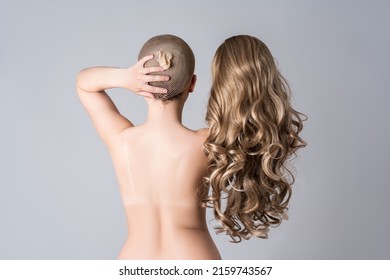 Femme sevrée avec perruque bouclée sur fond gris studio, arrière-plan femme nue