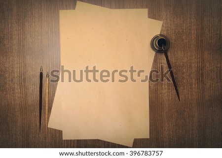 Topview de feuilles de papier vierge vieilli et de pot d