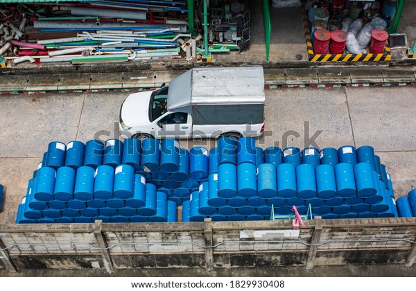 Topview car transport chemical drums\
oil barrels blue chemical drums horizontal\
stacked