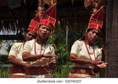 346 Toraja Girl Images, Stock Photos & Vectors | Shutterstock