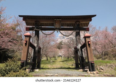 The torii of a shrine in Shobara City,Hiroshima Prefecture. The Japanese name "Sorahiko Shrine" is written on the torii. Every spring, the shrine impresses people with its magnificent cherry blossoms.