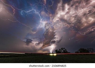 Tornado producing supercell provides a great lightning show in Kansas