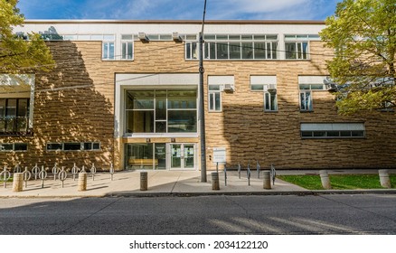 Toronto, August 22, 2021, Clara Benson Building, Faculty Of Kinesiology And Physical Education, University Of Toronto, Huron Street Entrance. 