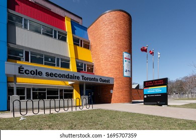 Toronto, Canada, April 02, 2020 Bilingual Secondary School Closed During COVID-19 Coronavirus Lockdown. School Closure Sign In French And English.