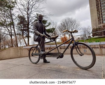 TORONTO, CANADA, April 19 , 2022: The Sculptural Work Was Called “Jack Made You Come Back. Stronger Together. Layton Memorial.
Jack Layton Is Pictured Here With His Favorite Bike Tandem.