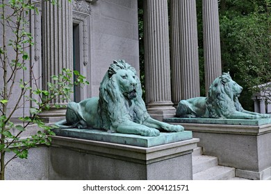 Toronto, Canada - July 7, 2021:  Grand Classical Style Mausoleum Of A Wealthy Family, Guarded By Lions, In  Mount Pleasant Cemetery, Toronto