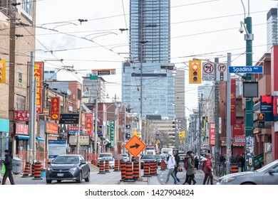 TORONTO, CANADA - NOVEMBER 14, 2018: Road Repair On A Typical American Street Of Downtown Toronto, With Construction Barrels, Heavy Road Traffic And Detour Signs On An Infrastructure Construction Site