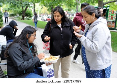 Toronto Canada Sept. 2018 Happy Asian Family Eating Fast Food Gossiping On Road Toronto 