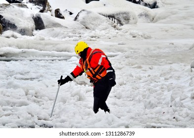 Toronto, Ontario, Canada, February 3, 2019: Toronto Police Search The Ice At Bluffers Park In Response To A Report Of A Missing Person. 