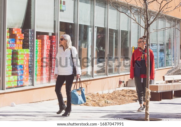 TORONTO, ONTARIO, CANADA - MARCH 28, 2020: PEOPLE\
PRACTICE \'SOCIAL DISTANCING\' WHILE WAITING IN LINE TO ENTER GROCERY\
STORE. SOCIAL DISTANCING IS BEING ENFORCED DUE TO COVID-19\
WORLDWIDE PANDEMIC. 
