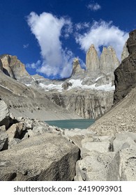 torres del Paine en su máxima expresión foto frontal de las torres y la laguna de agua de deshielo 