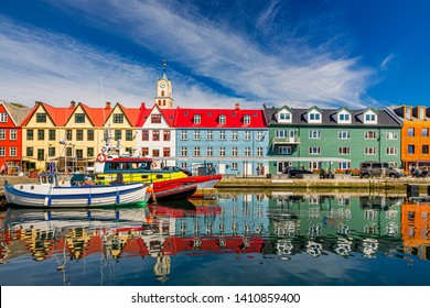Torshawn Stadt, die Hauptstadt der Färöer Inseln, Dänemark. Hafen Vestaravag in Torshavn mit seinen Booten und bunten Gebäuden