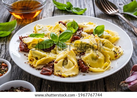 Foto Bild Italienische Pasta mit Tomaten, Olivenöl und Knoblauch