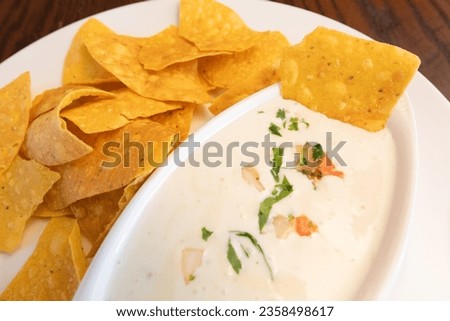 Tortilla Chips with Queso Dip Foto stock © 
