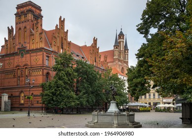 Torun, Poland - 09.07.2020: A Statue Of A Rafter Surrounded By Eight Frogs. The Legend Of The Poor Raftsman. Situated On The Old Town Square. The Violin Player. Sculpture Unveiled In 1914.