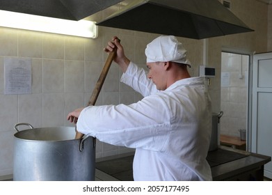 TORZHOK, RUSSIA-MAY 29, 2012:Cook Cooks Food For Prison Hospital Patients