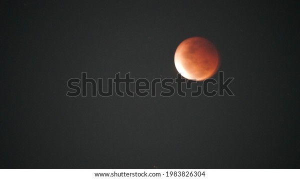 The total lunar eclipse
is observed to start partially closing before the total lunar
eclipse occurs.
