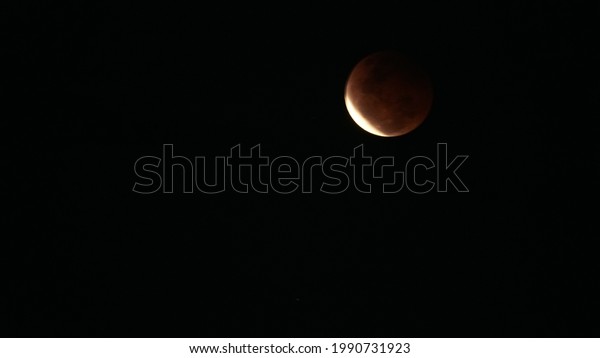 The total lunar eclipse\
is observed to start partially closing before the total lunar\
eclipse occurs.